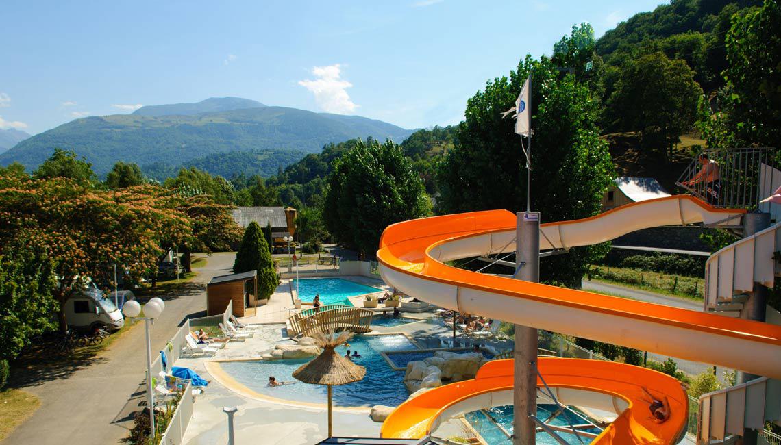 Piscine avec toboggan