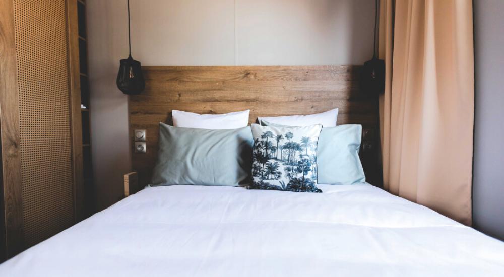 Chambre parentale équipée d'un lit en 160 cm avec espace de rangement intégré