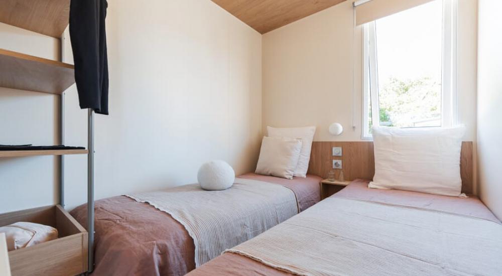 Kinderkamer van de stacaravan met 2 eenpersoonsbedden van 80 cm