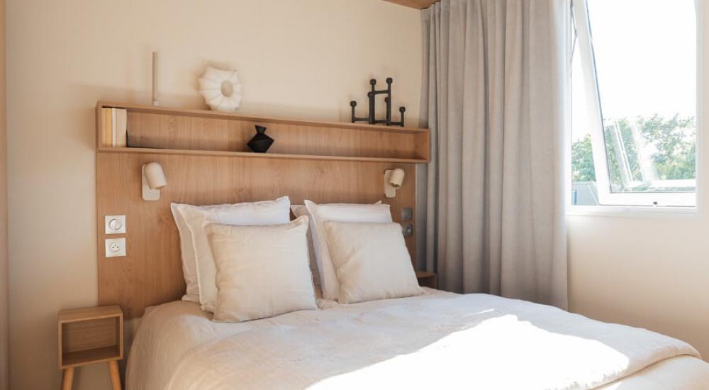 Dormitorio principal con cama doble de 160 cm