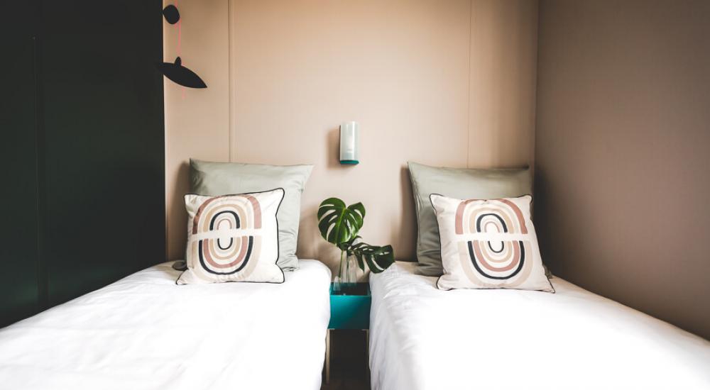 Deux chambres avec 2 lits côte à côte de 80 x 190 cm, adaptés aussi bien pour les enfants que pour les adultes