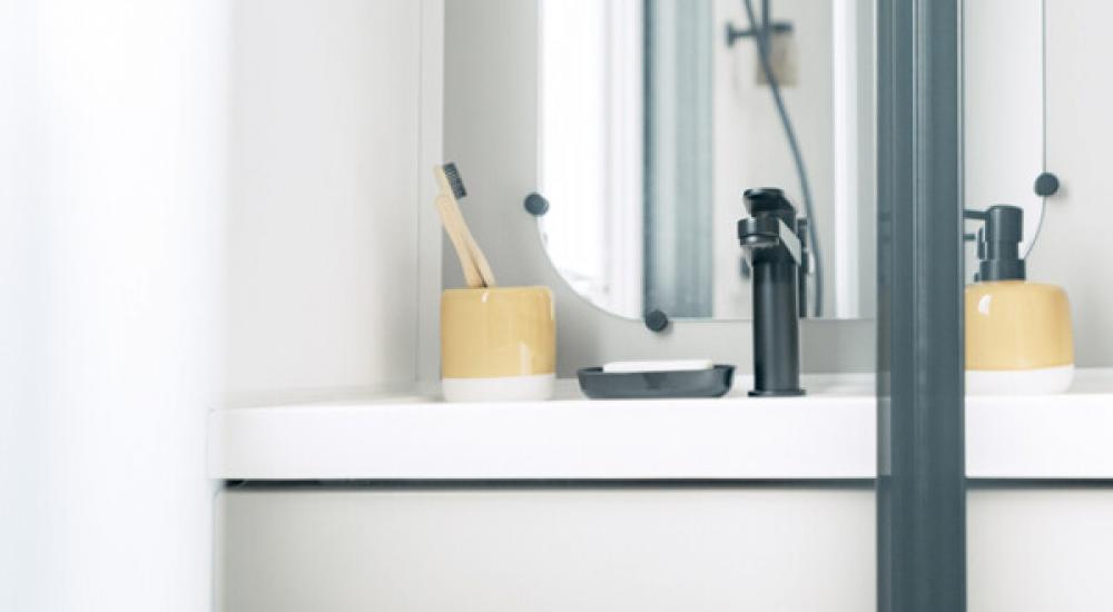 Une salle d'eau,comprenant une douche spacieuse, un lavabo moderne et des WC séparés