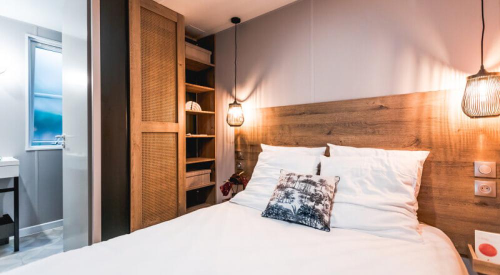 Chambre équipée d'un lit double 160 x 190 cm, un grand placard de rangement 