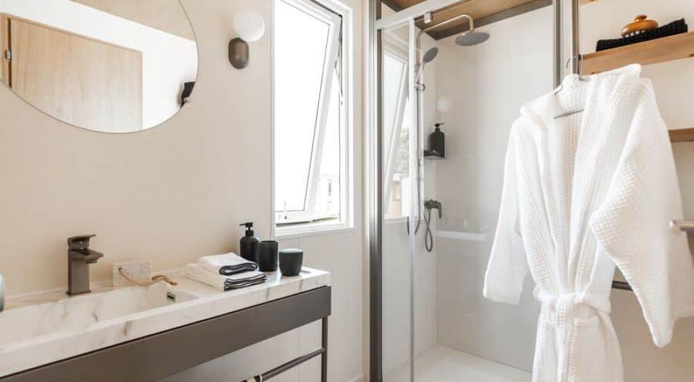 Badkamer met douche, wastafel en geïntegreerde opbergruimte