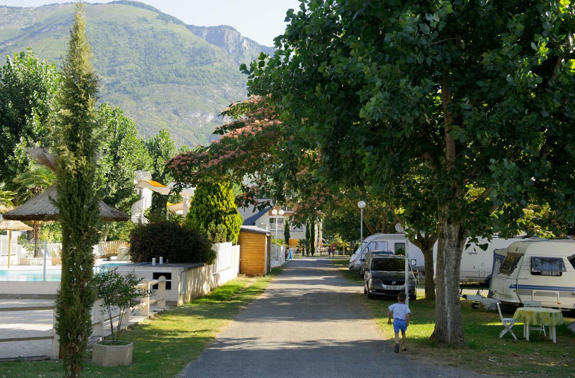 Camping La Bergerie A Argeles Gazost 65 Hautes Pyrenees Location De Mobil Homes Emplacements Spacieux Pour Tente Caravane Et Camping Car Piscine Aquaparc