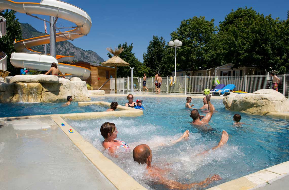Camping La Bergerie A Argeles Gazost 65 Hautes Pyrenees Location De Mobil Homes Emplacements Spacieux Pour Tente Caravane Et Camping Car Piscine Aquaparc
